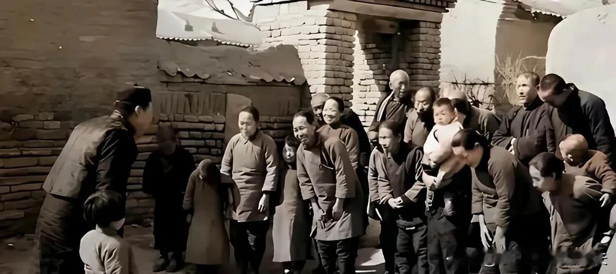 快解放那一年，村里的地主把田地全卖光了，因为他大儿子写信回来了，叫他卖的，不卖以