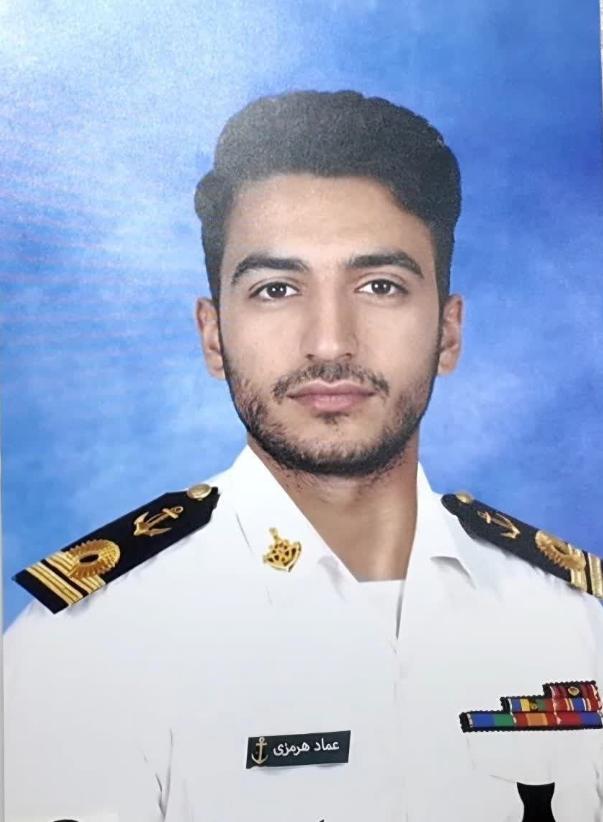 在伊朗“迪纳”号驱逐舰被击沉45天后，印度海军在印度洋打捞起了伊朗水手埃马德·霍