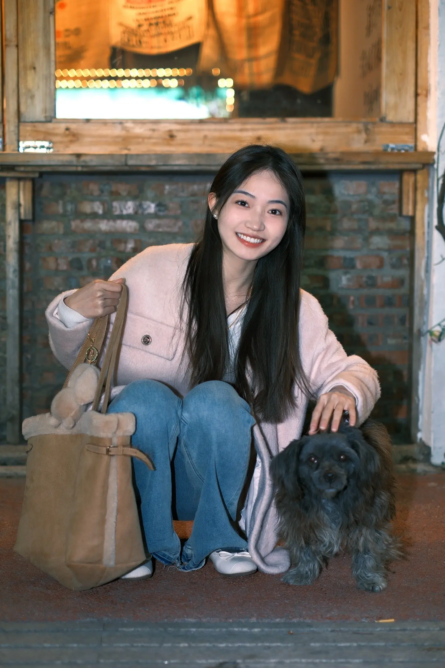 大年初一的晚上，街头满是新年的热闹与烟火气。我路过咖啡厅门口，想拍几张...