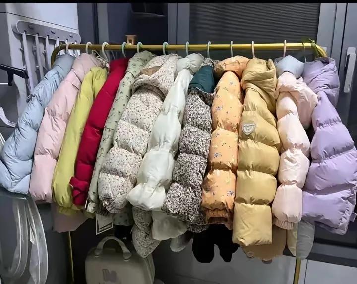 三岁小孩冬天买12件羽绒服多吗？
我觉得挺多的，毕竟我家才买两三件。
况且冬天不