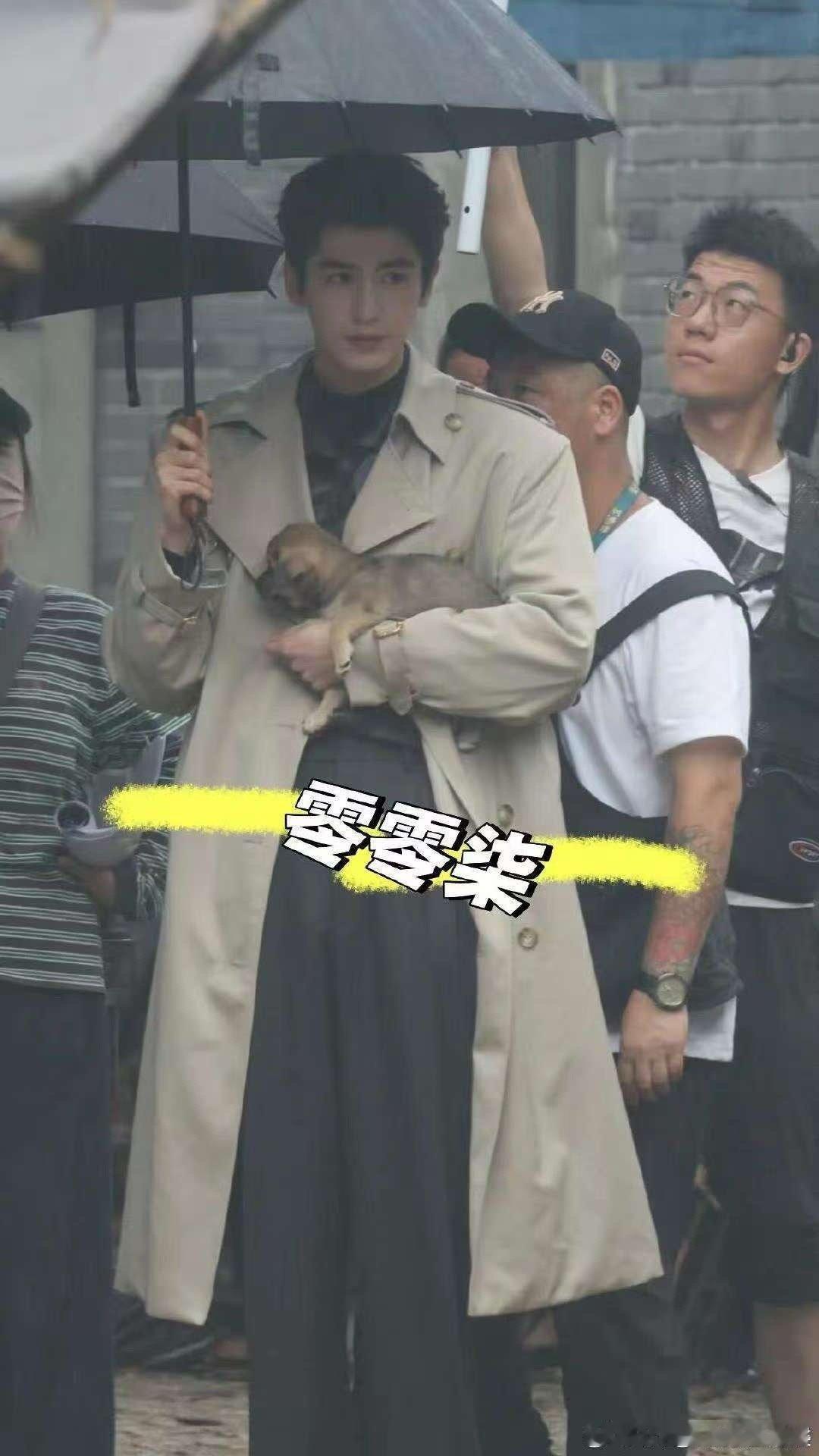 张凌赫背头风衣张凌赫慕容清峄风衣路透张凌赫慕容清峄风衣路透，背头风衣太帅了，[心