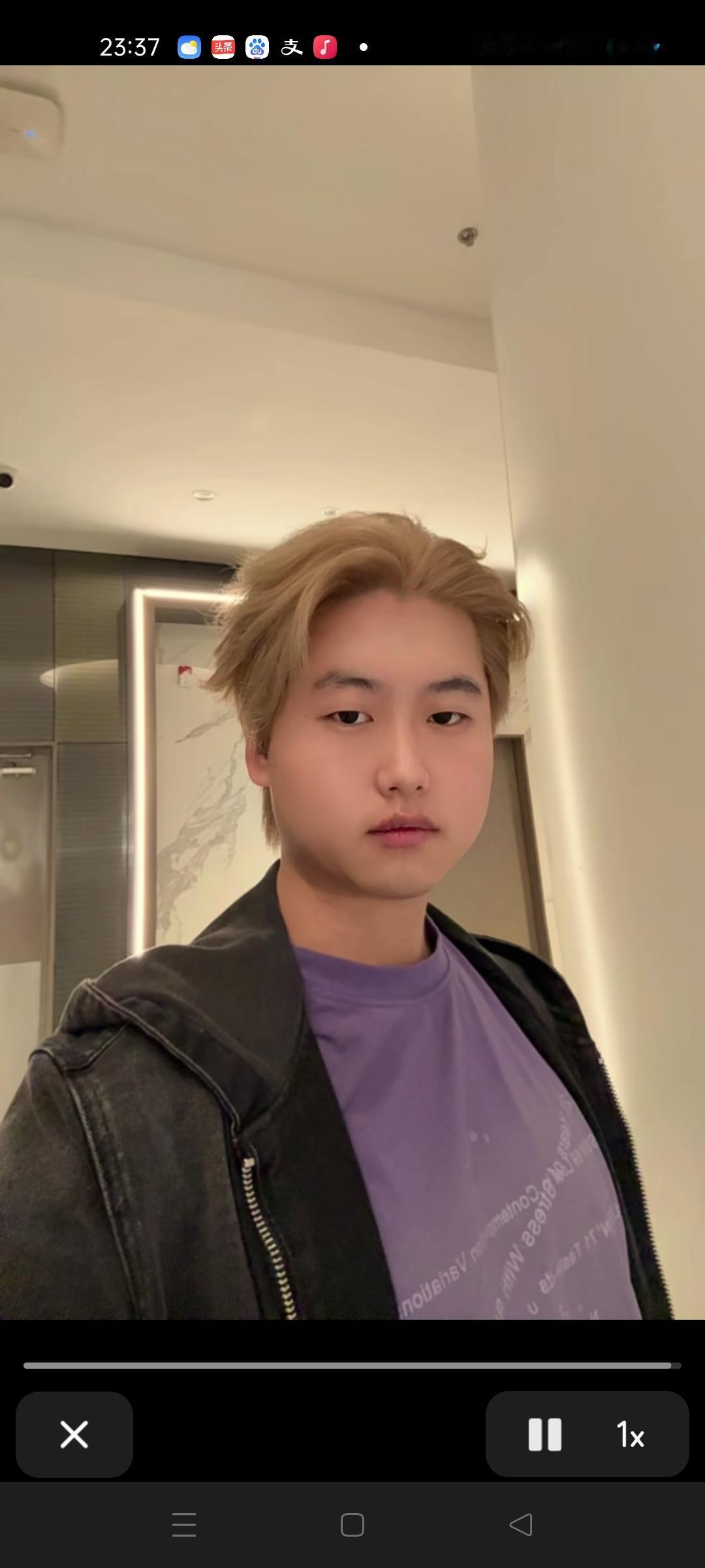 孙卓的发型很酷，当代大学生有自己的想法和爱好，也喜欢跟随潮流，孙卓的妈妈从来都是