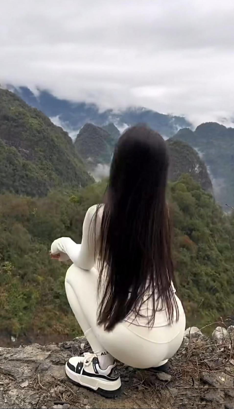 望云海（现代诗）
 
我喜欢攀登
不是为了征服高度
是为了触摸云的轻盈
 
我喜