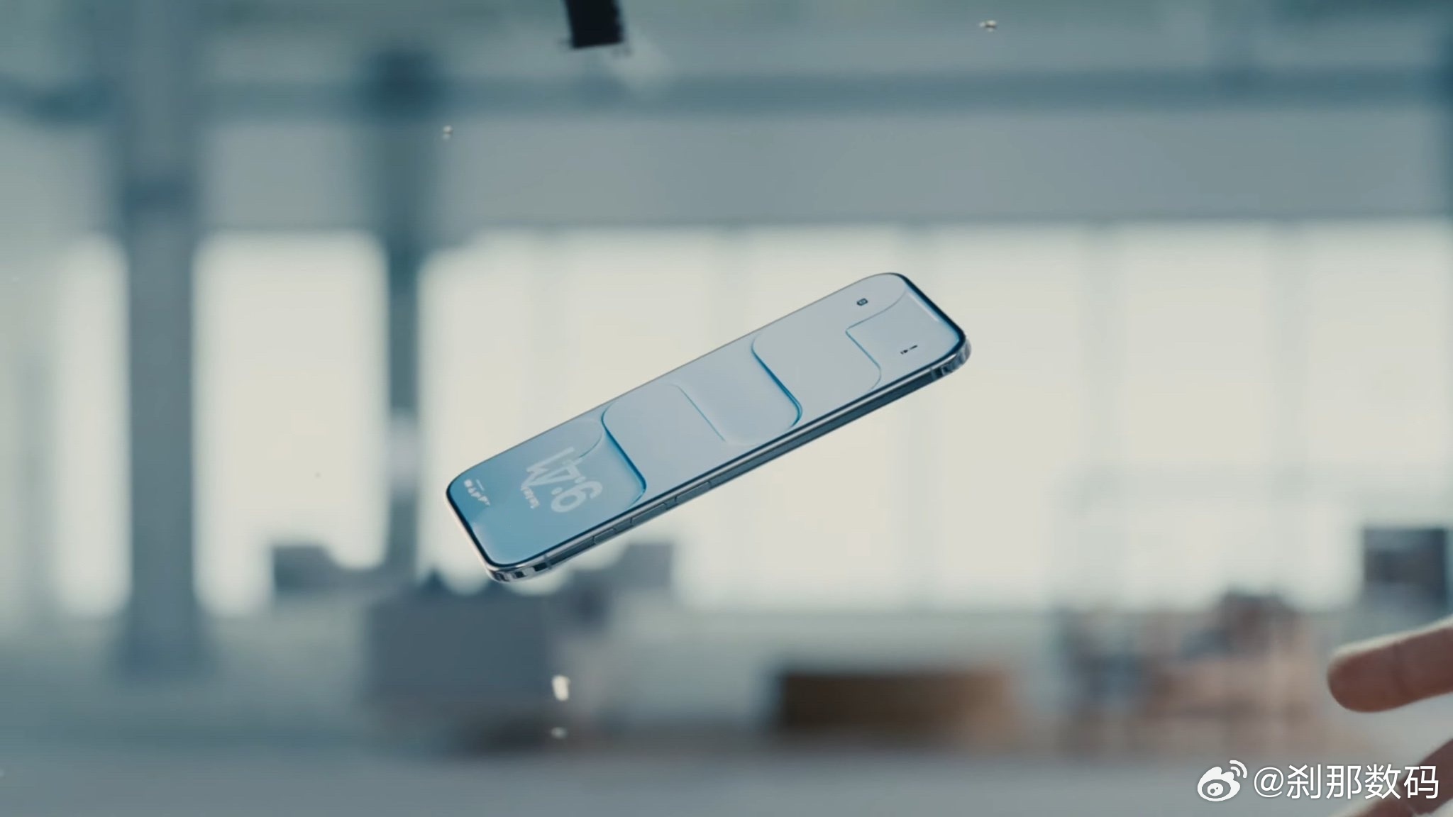 苹果历来喜欢在重要节点上做“象征性突破”。iPhone 初代的“取消键盘”、iP