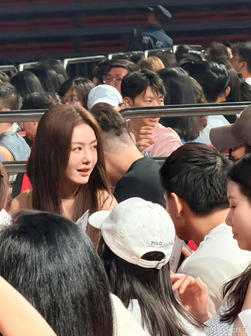 任素汐演唱会偶遇蔡文静蔡文静去了任素汐演唱会任素汐演唱会的暖心彩蛋被现场网友捕捉