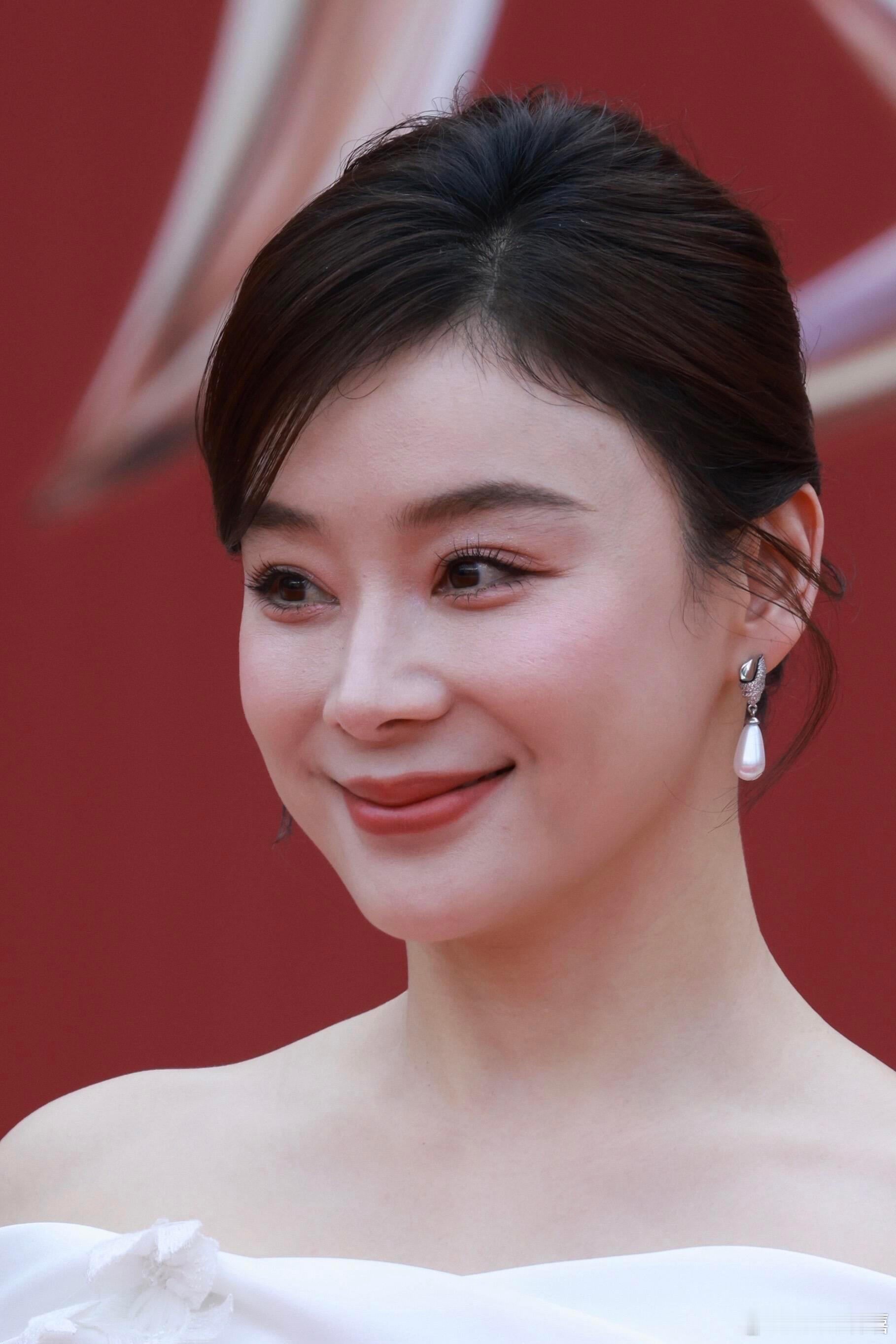 袁姗姗经常运动，所以她的状态一直都很好，眼神都是自然而然的有力 