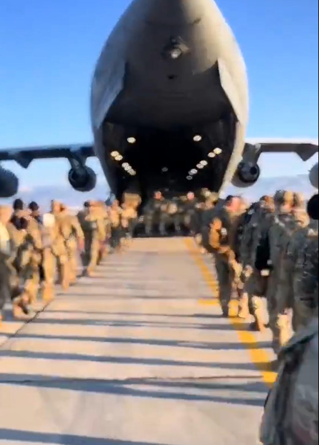 美军持续向中东投送士兵和装备。

自双方在8号达成停火协议开始，就没有一天停止过