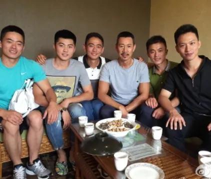 张丰毅稳坐c位，
是他们的长辈，
老师，也是大哥。
张丰毅儿子演技