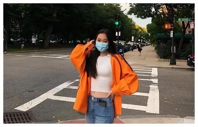 不愧是在国外长大的，李连杰小女儿这身材比妈妈利智年轻时候还性感！