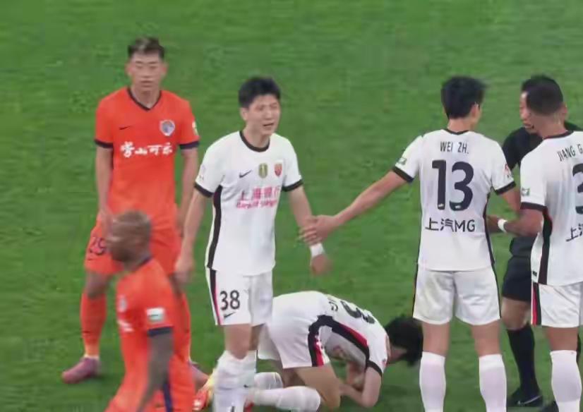 上海海港1-3青岛海牛，你没看错，卫冕冠军输给了联赛副班长……！

上海海港从2