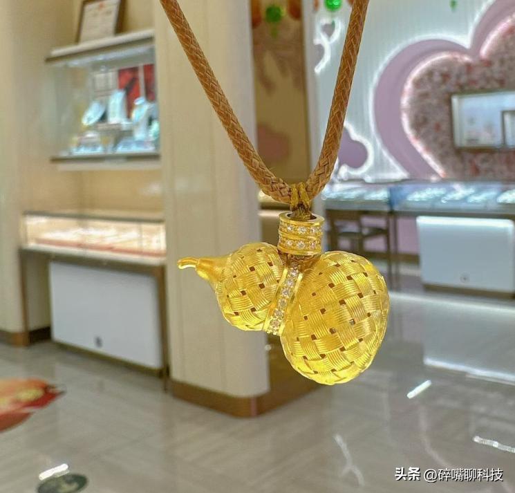 真黄金已经高不可攀啦！

今天某桂福旧黄金的回收价是1088一克，可是黄金大盘不