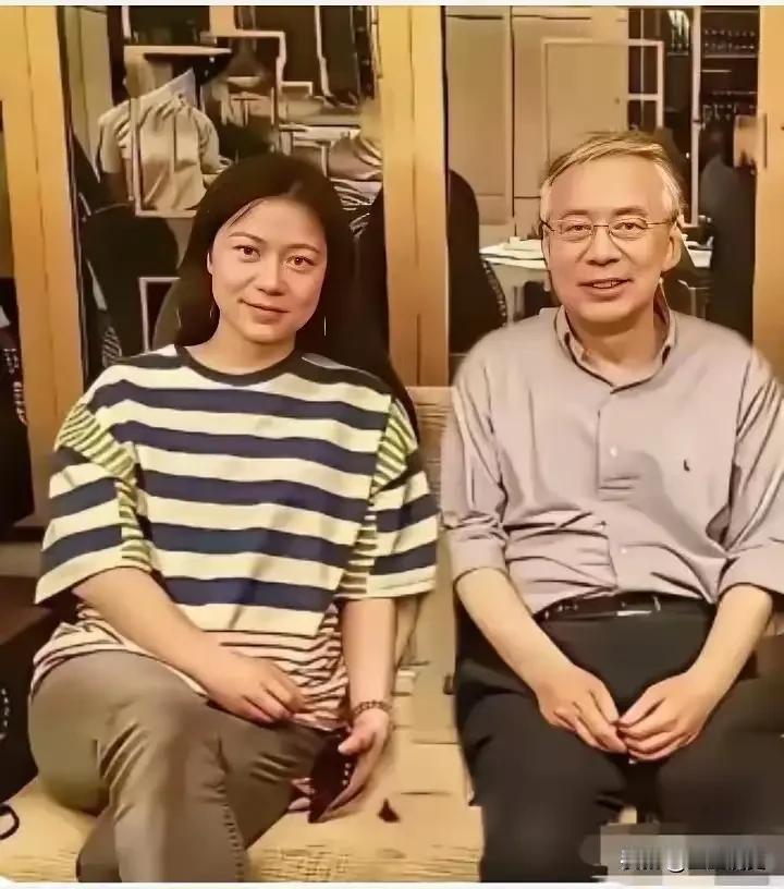 翁帆和杨振宁大儿子的罕见合照，杨振宁长子74岁，翁帆49岁，这25岁的年龄差，咋