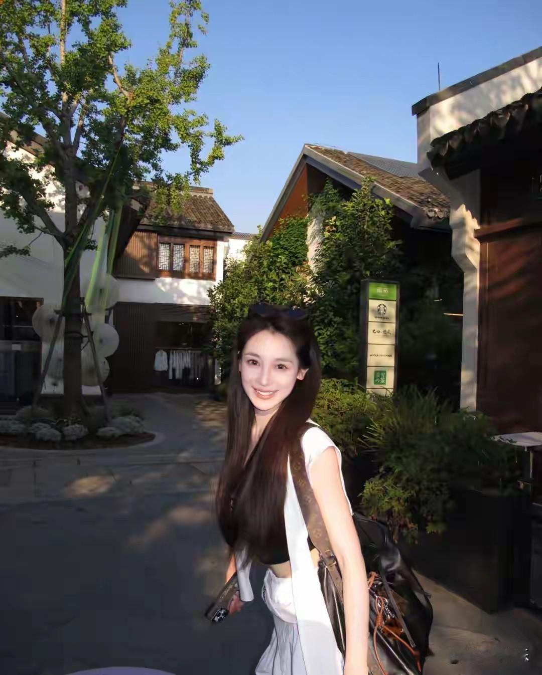 当新时代的大幕徐徐拉开，央视的演播厅里迎来了一群朝气蓬勃的身影——00后新主播。