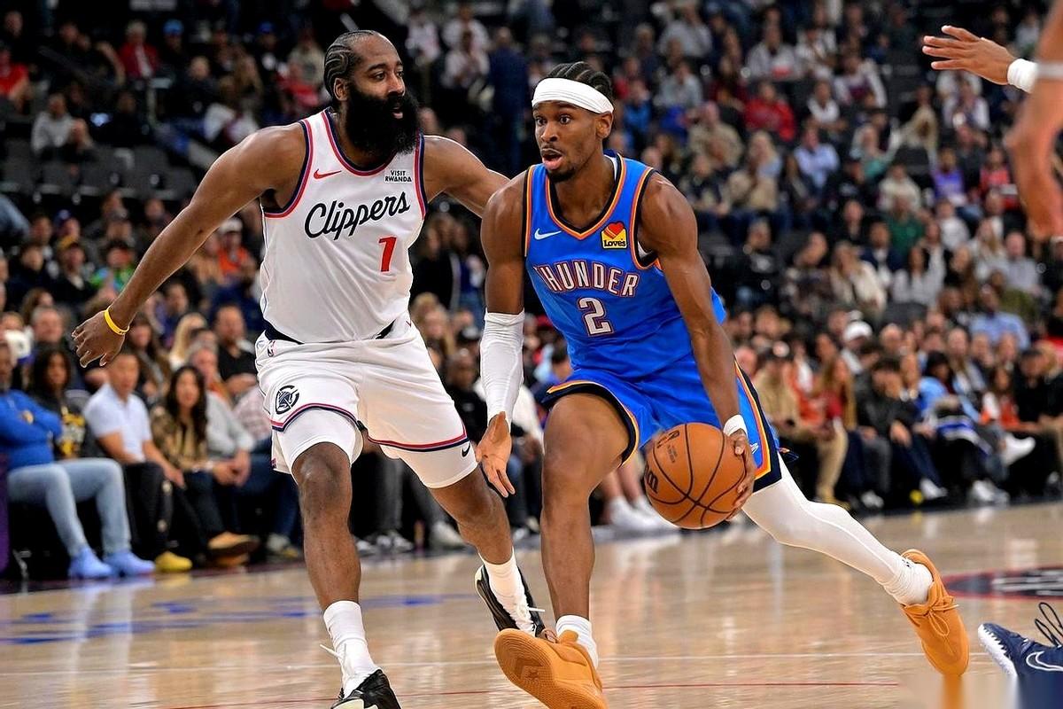 我敢打赌，现在全联盟29个总经理，每天睁眼第一件事，就是打开手机看快船的战绩。