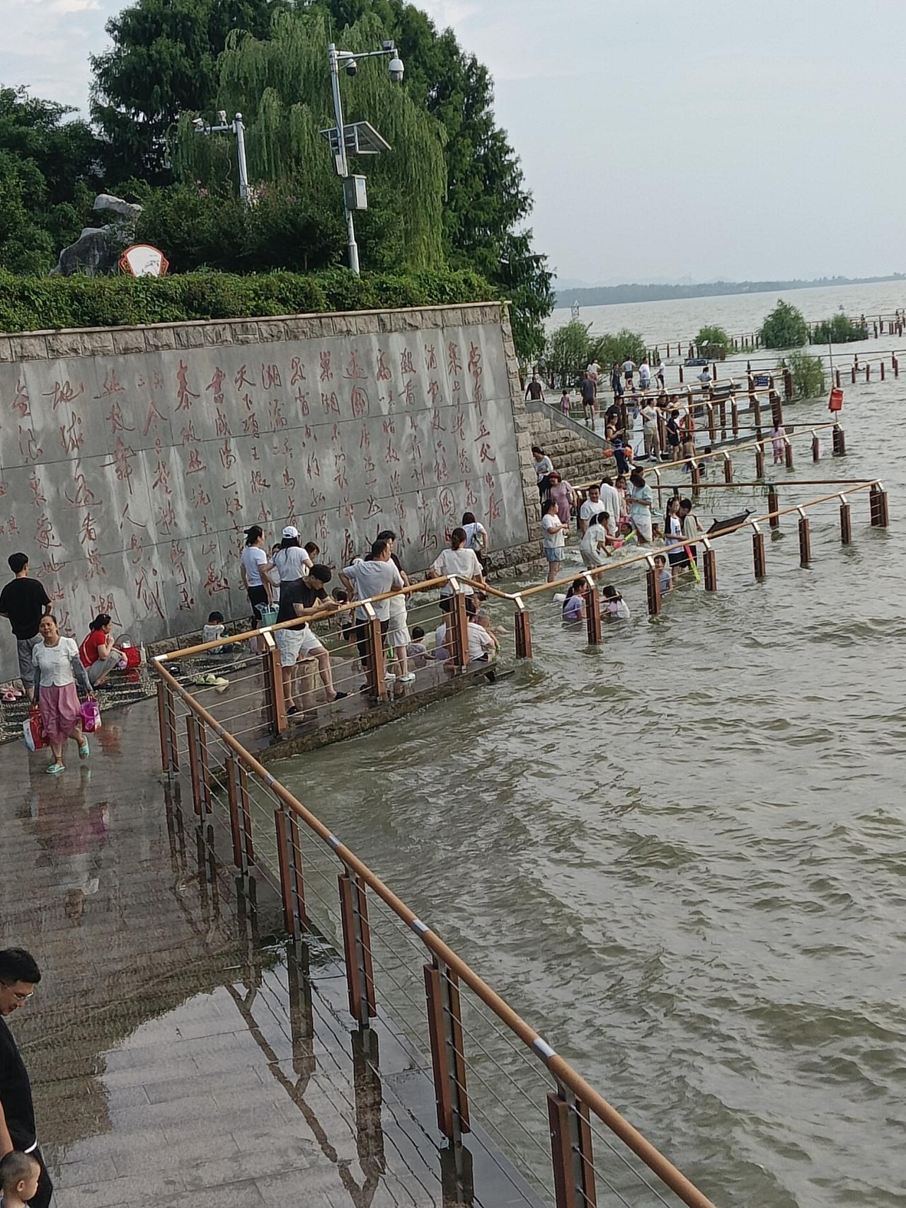 有防溺水任务的老师看过来，看看这场景你害怕不？
  炎炎夏日，有几个人能抗拒水的