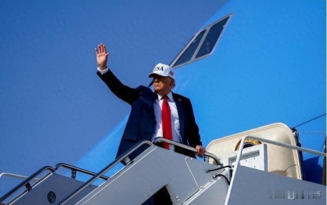 这会儿，“空军一号”应该正在天空翱翔！再过十几个小时，专机将抵达北京。
这不是一