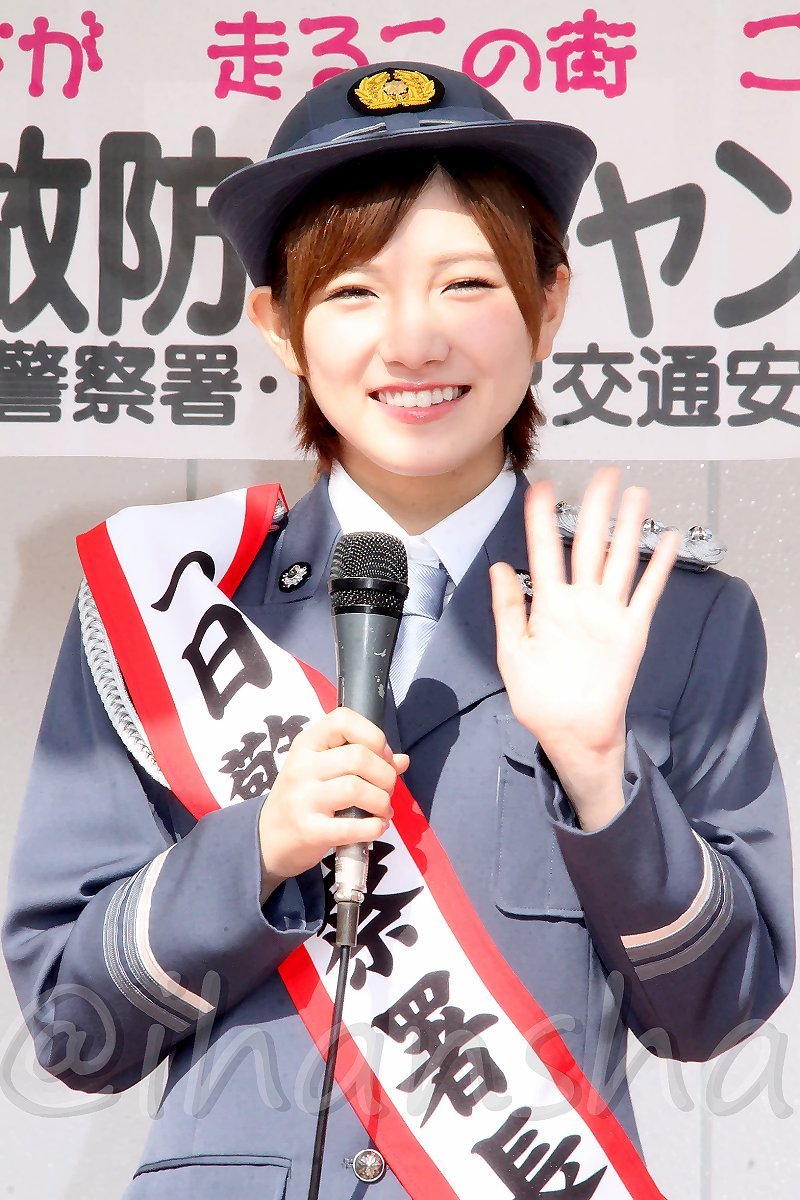 [抱一抱]冈田奈眯眼笑爱好者 ​​​