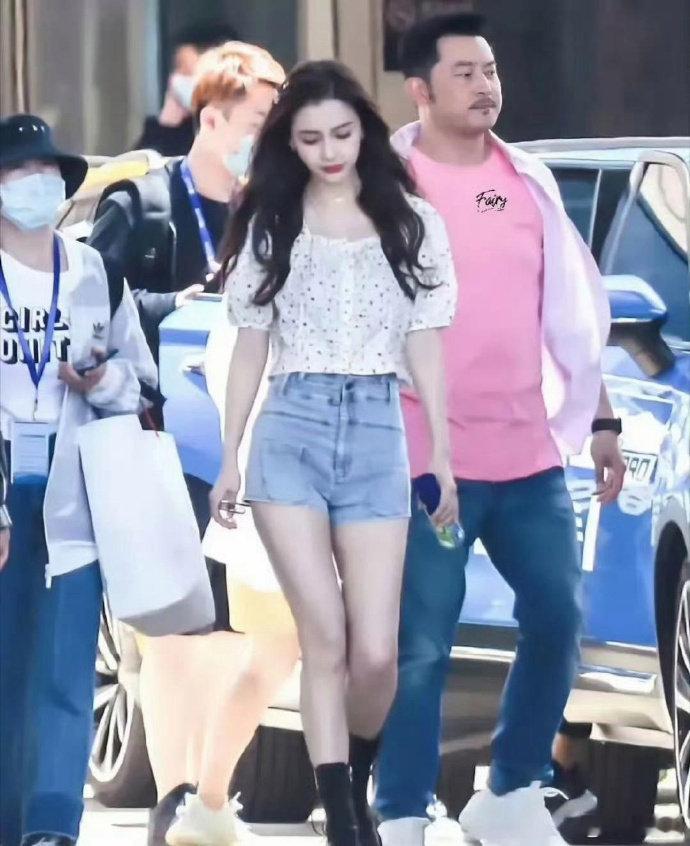 杨颖这种不夸张的混血在内娱很吃香吧，能复出迟早的事情吧 ​​​