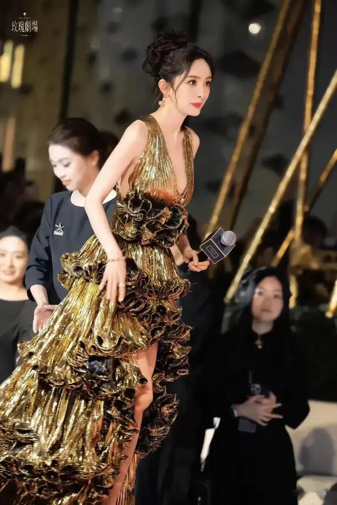 身为女明星，真的太难了！在这个冬至严寒的天气里走红毯，依然严苛遵守业界每一次盛典