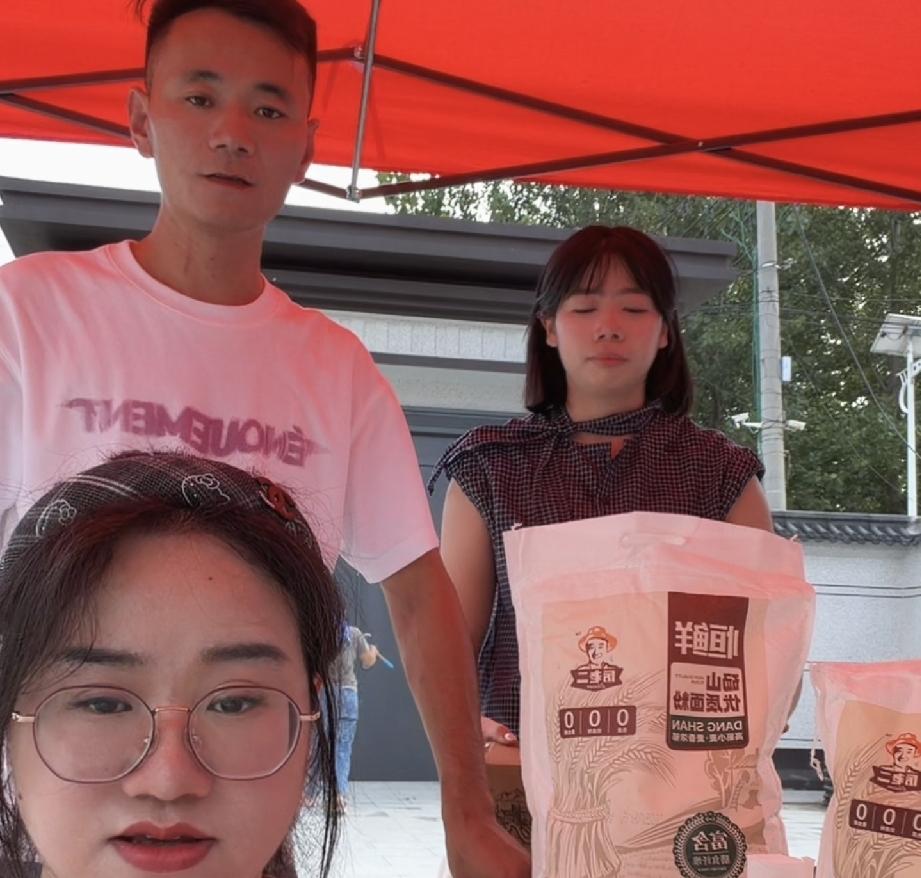 厉嫂直播卖土鸡蛋和面粉
直播地点选择怀远新房门头

这几天厉怀远哥和温州家人直播