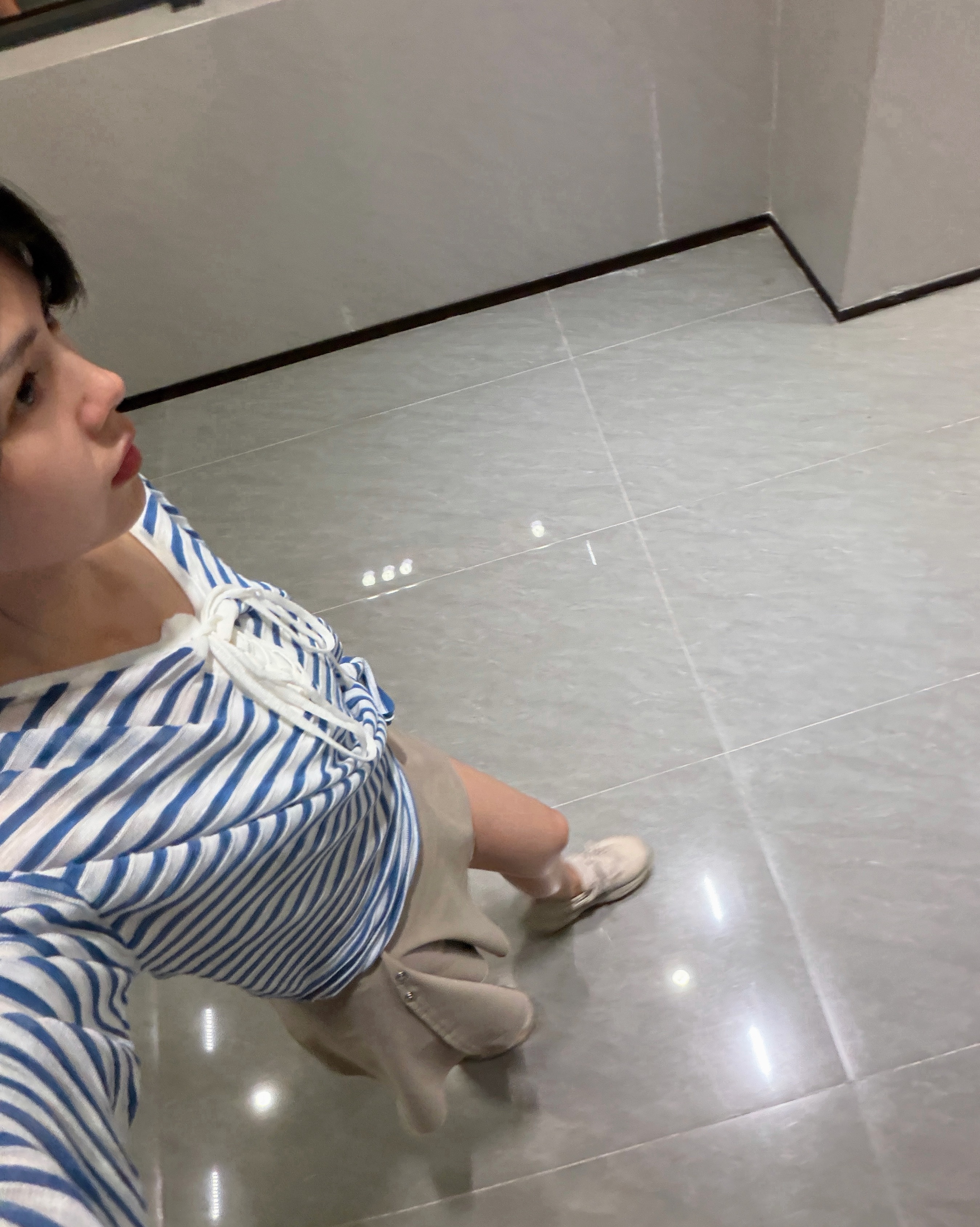 只要看到蓝色条纹衣服，我都基本会买，很喜欢蓝白色。所以今天新买的运动罩衣。 