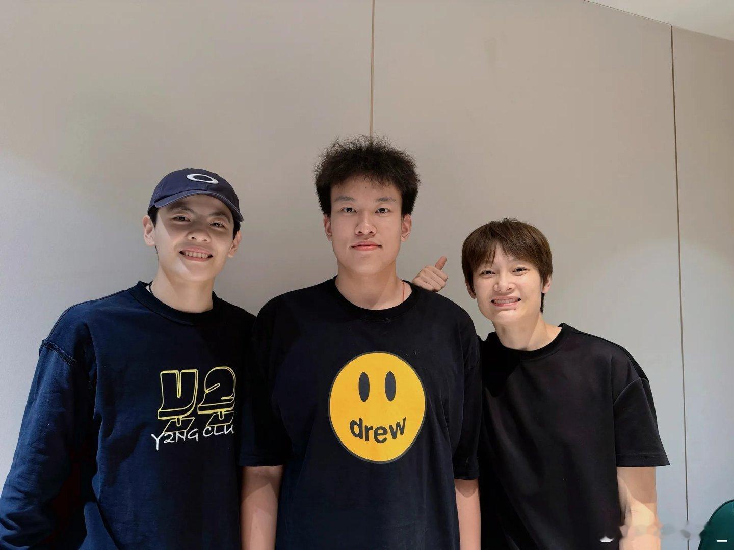 杨力维杨力维杨舒予 20251211合照维予图源:Hdddddd 