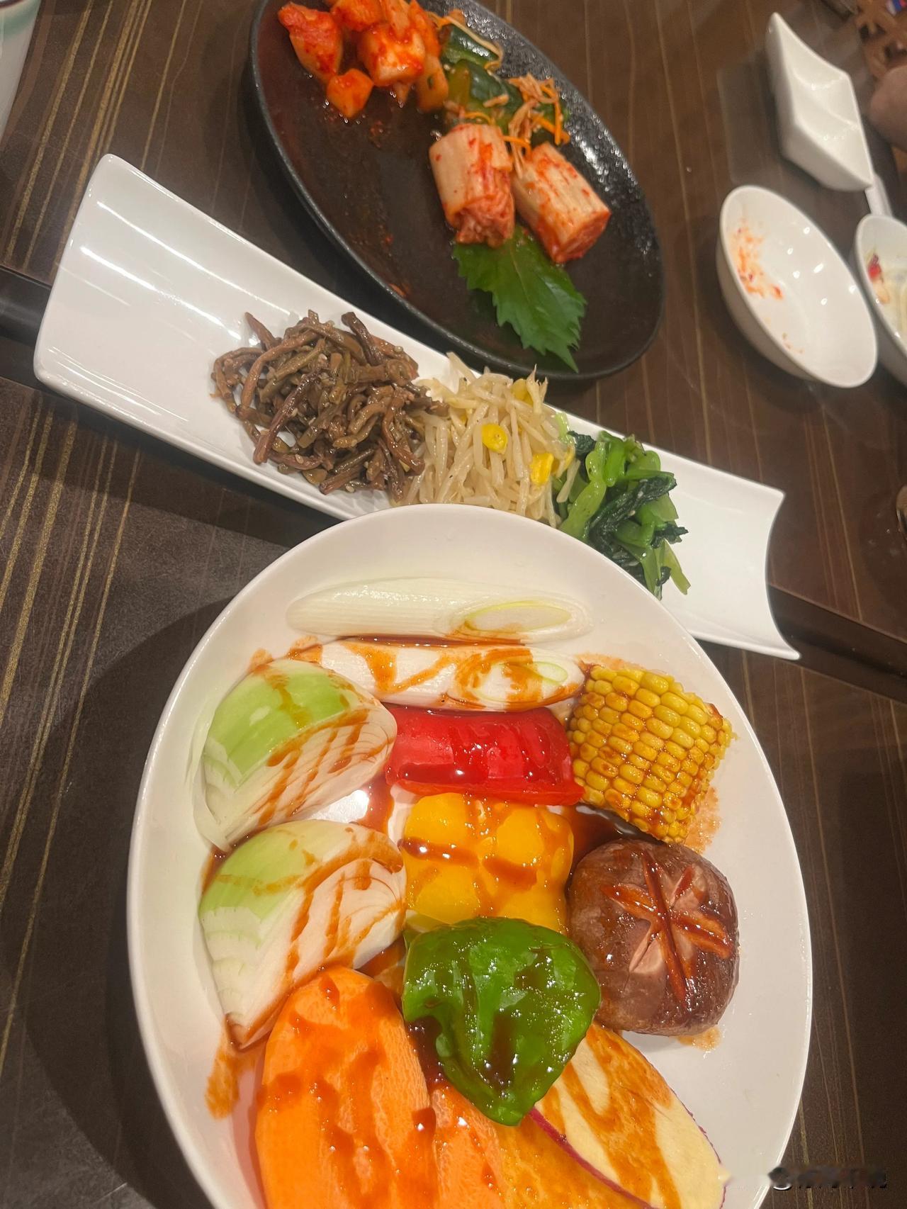 昨天晚上
来日本
吃得最好的一次
各种牛肉 
看着都是雪花
炉子上的那个是牛舌