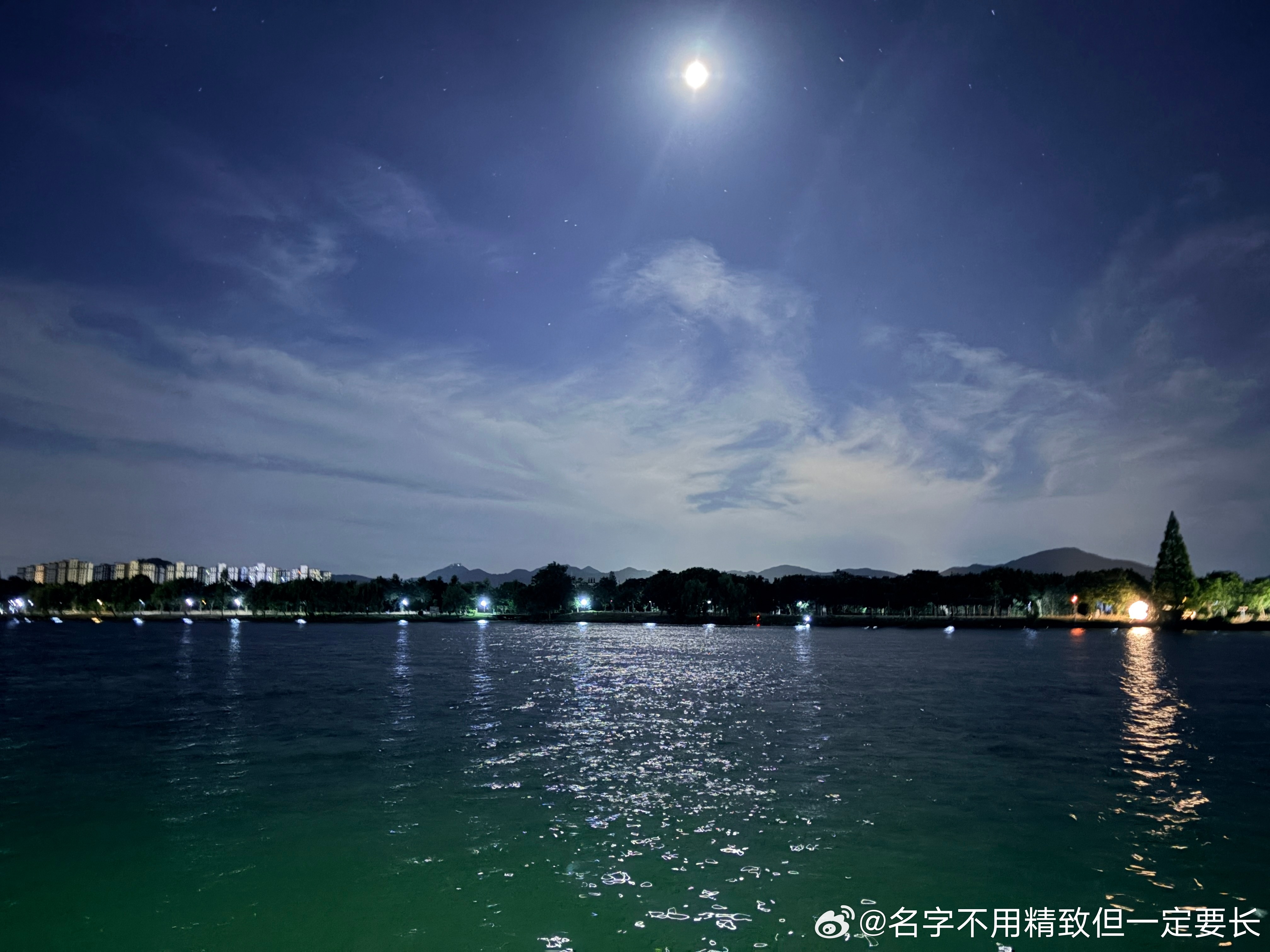 晚上出来湖边走走 
