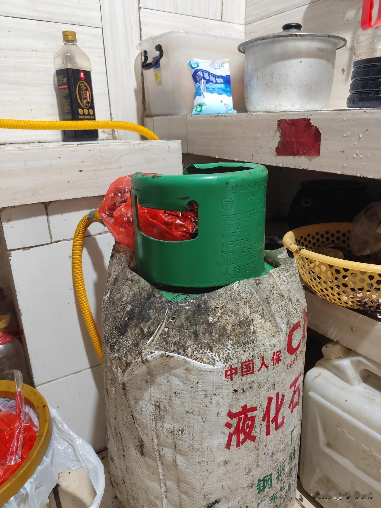 广西煤气140块钱一罐应该是全国最贵了吧！山高皇帝远唉还是没有人来查？