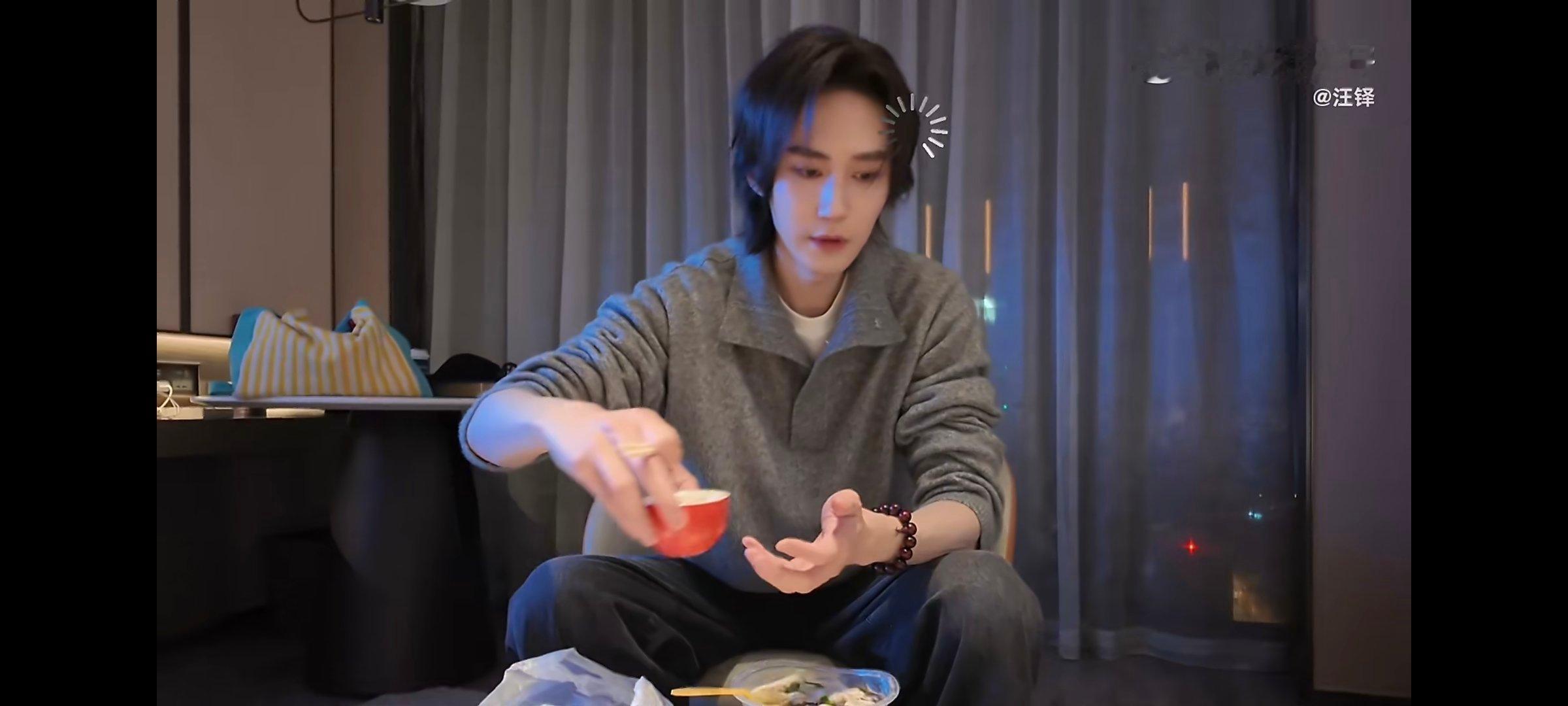 汪铎到胃了不是到位了汪铎小嘴吧唧不停，美食吃到尽兴，安安静静当个幸福小吃货，快乐