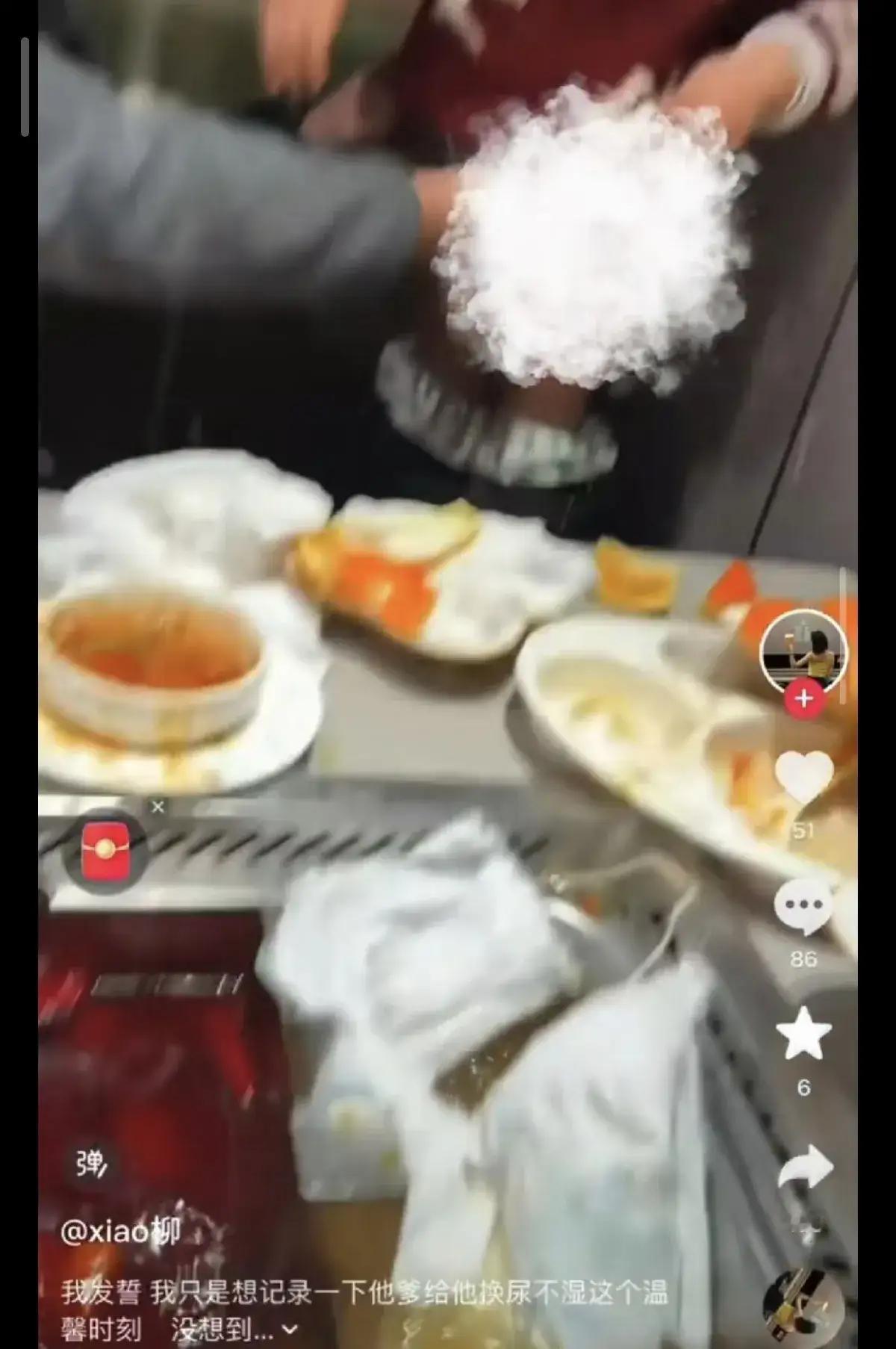 幼童把纸尿裤扔进沸腾火锅，
家长全程看着还拍视频，
这波操作真的谁看了不膈应啊