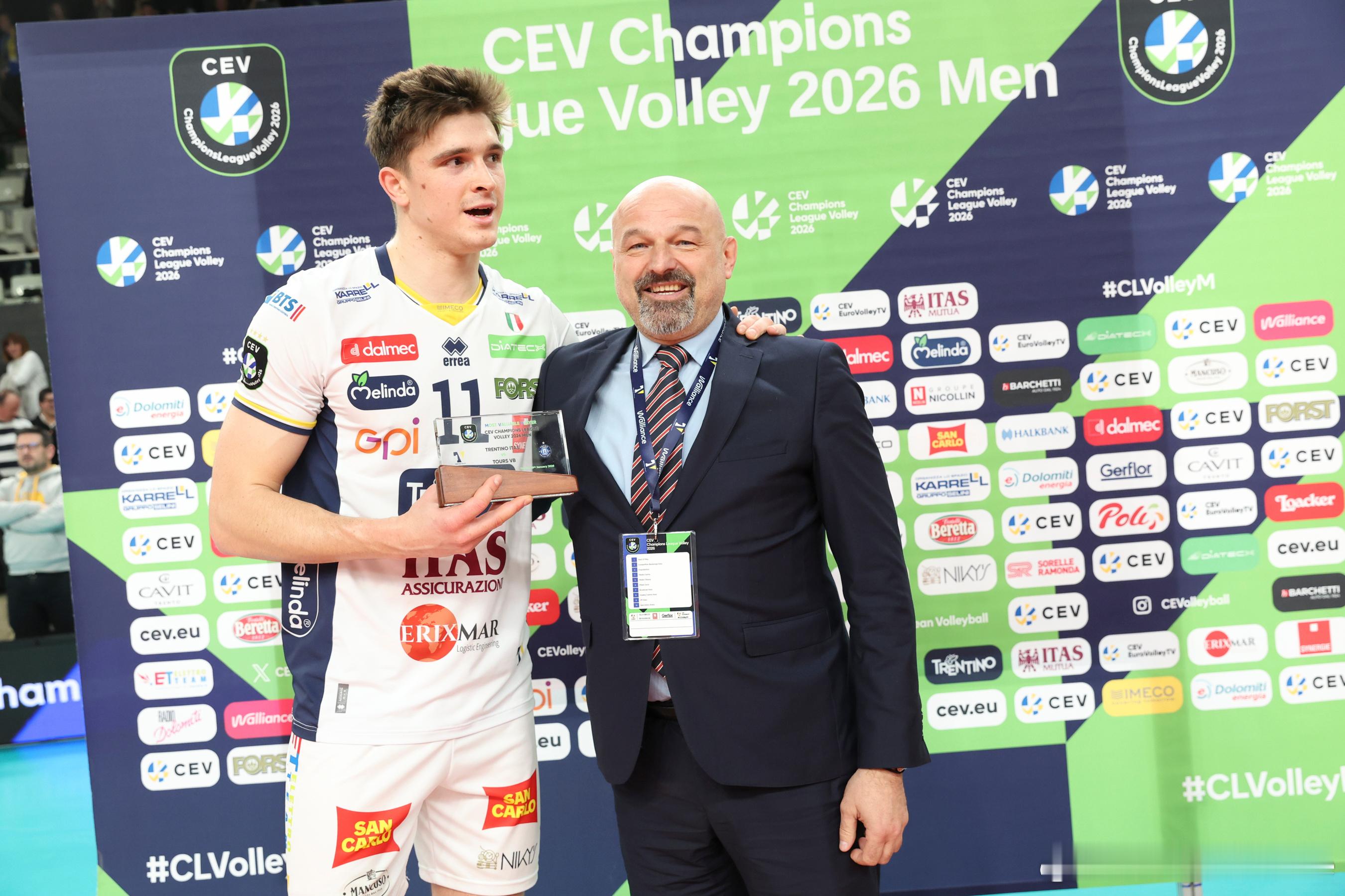 🔵⚪️ 欧冠男排小组赛第3轮A组，在米歇莱托因伤缺席的情况，法国接应西奥.福尔