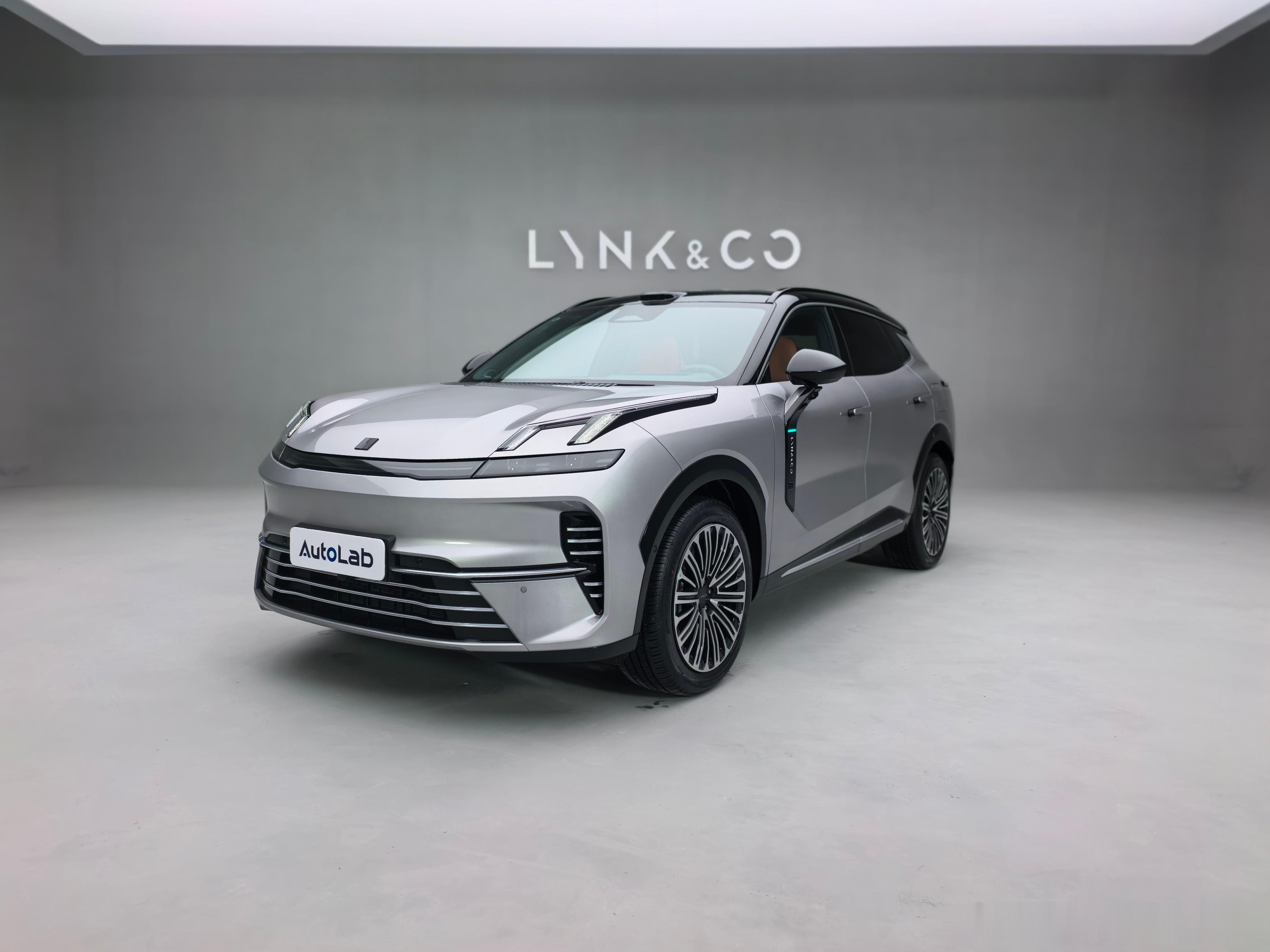 作为领克目前的销量担当，领克08新出了一个“极光套装”。除了专属的极光银车漆，还