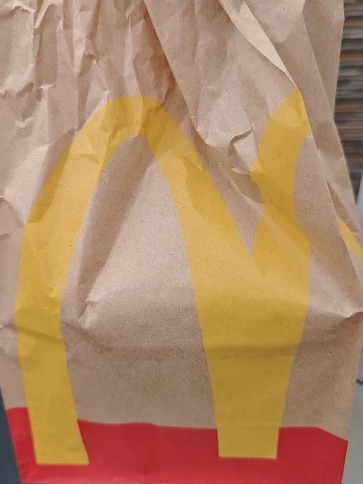 今天在高铁上发生了一件很奇葩的事。
我的邻座是个中年男性，很奇怪带着一个B5大小