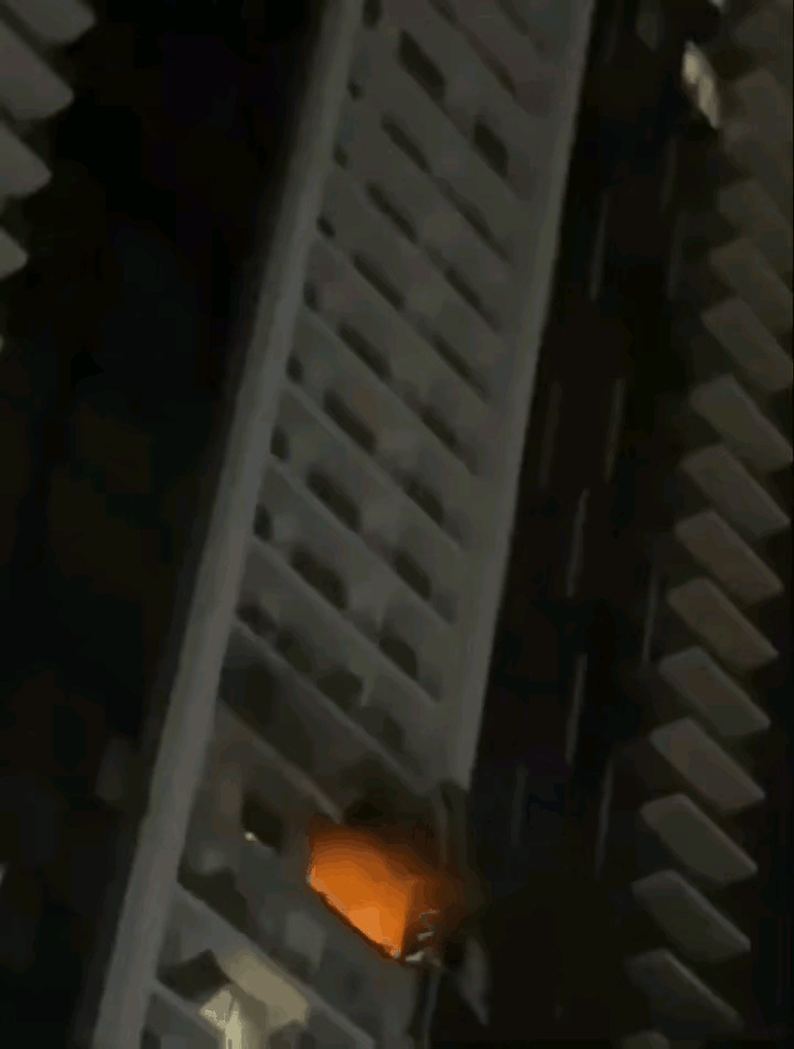 伊朗的定点清除，也是相当的精准，画面显示的内容，就是伊朗对位于巴林一栋楼房的一个