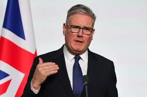 英国首相一句话，直接“扔”向了全世界。他说，中国，是世界三大强国之一。这话不是私