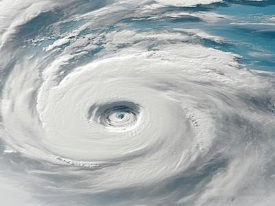 一、台风来临前 提前准备
 
居家防护
 
1. 加固门窗：检查窗户、防盗网，玻
