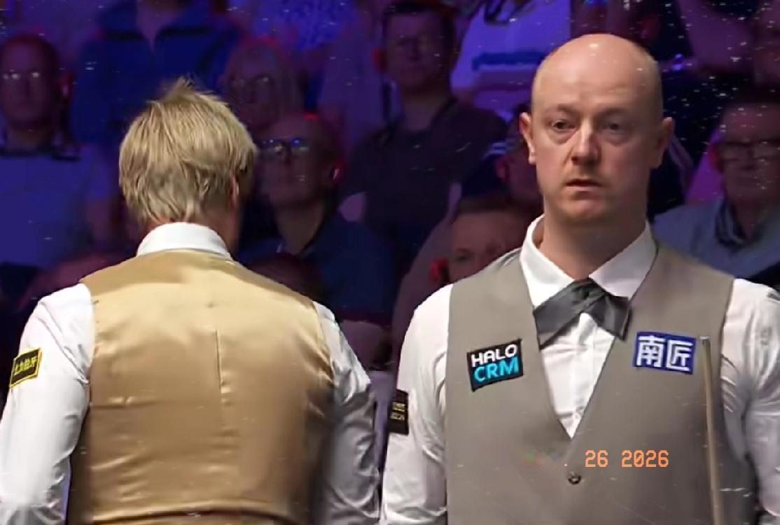 晚上9：30，世锦赛两场1/8决赛第二阶段对决如期进行：
罗伯逊首局，单杆50+