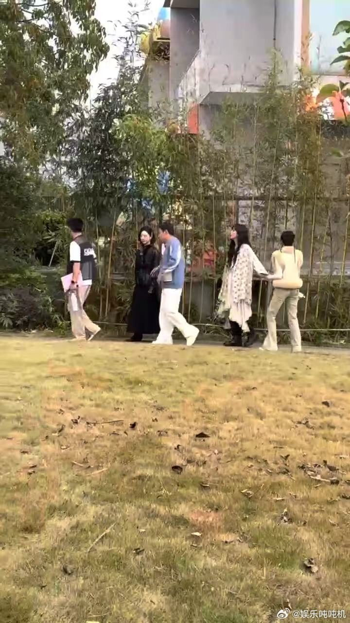 宋妍霏祝绪丹她在闹她在笑周五晚高疯 浪姐DNA狠狠动了，宋妍霏和祝绪丹的路透太甜