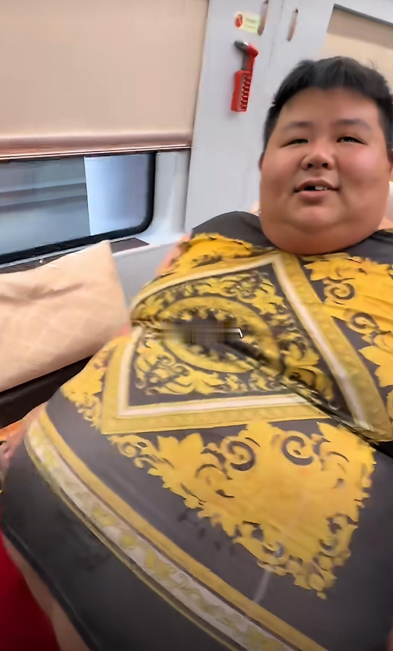 郭德纲的段子成真了，原来胖子坐火车出门真的要两座。

刷到良子大胃袋坐高铁的视频