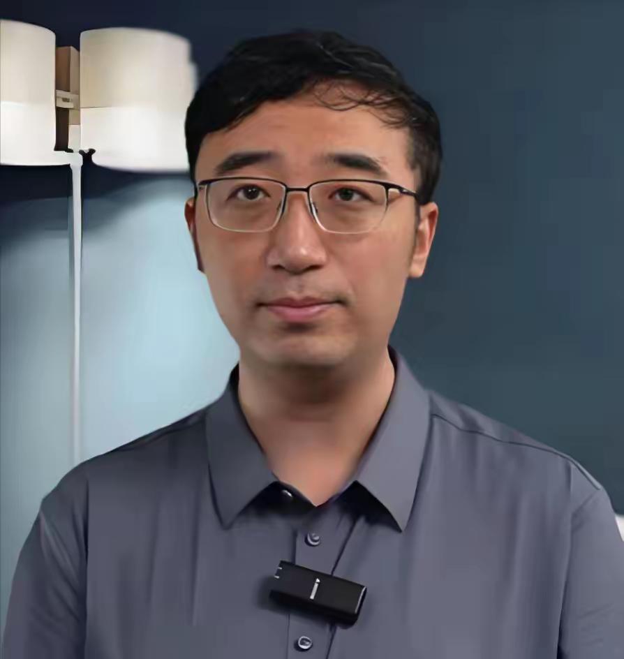 本科北大，硕士清华，却偏偏在毕业时找不到工作，最后只能当了月薪4000元的老师。