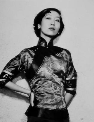1939年一天，19岁的张爱玲正在家中洗澡，母亲却冲了进来，并声称要检查一下张爱