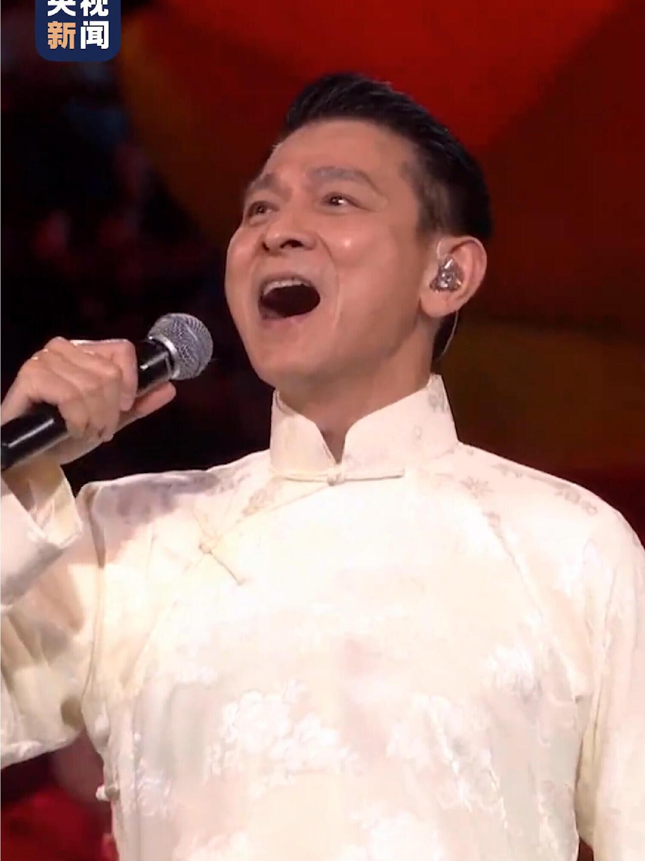 刘德华真的是群星闪耀，在大湾区全运会开幕式，德华合唱《中国人》，第一位偶像，演唱