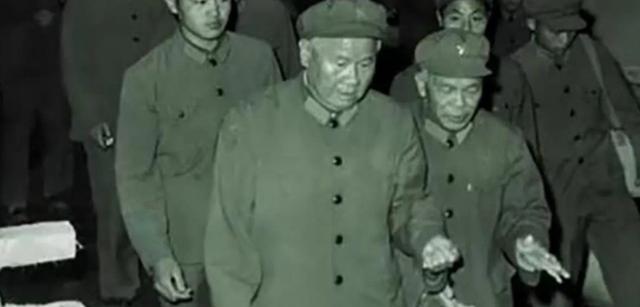 1984年，陈再道正在家中享受宁静时，突然传来敲门声。几名穿着制服的人闯入，说：