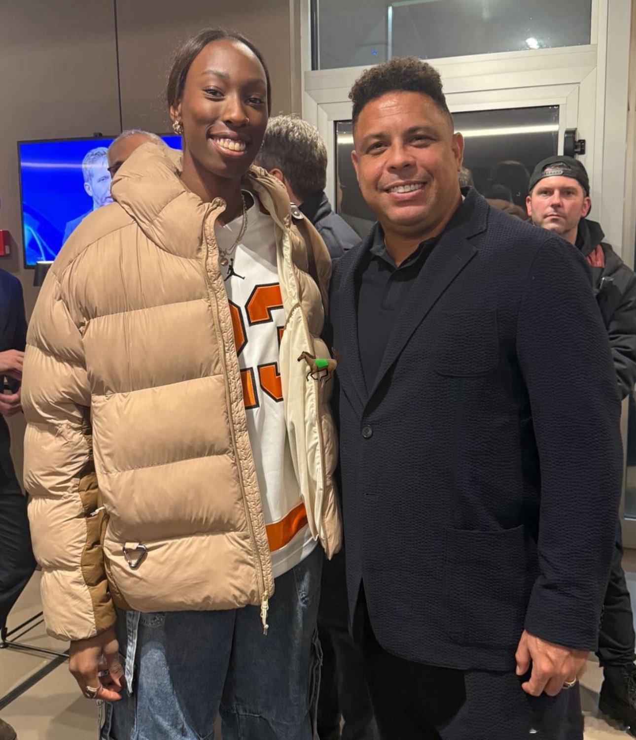 【跨界合影—-艾格努和大罗】巴西男足标志性人物罗纳尔多与意大利女排标志性人物艾格