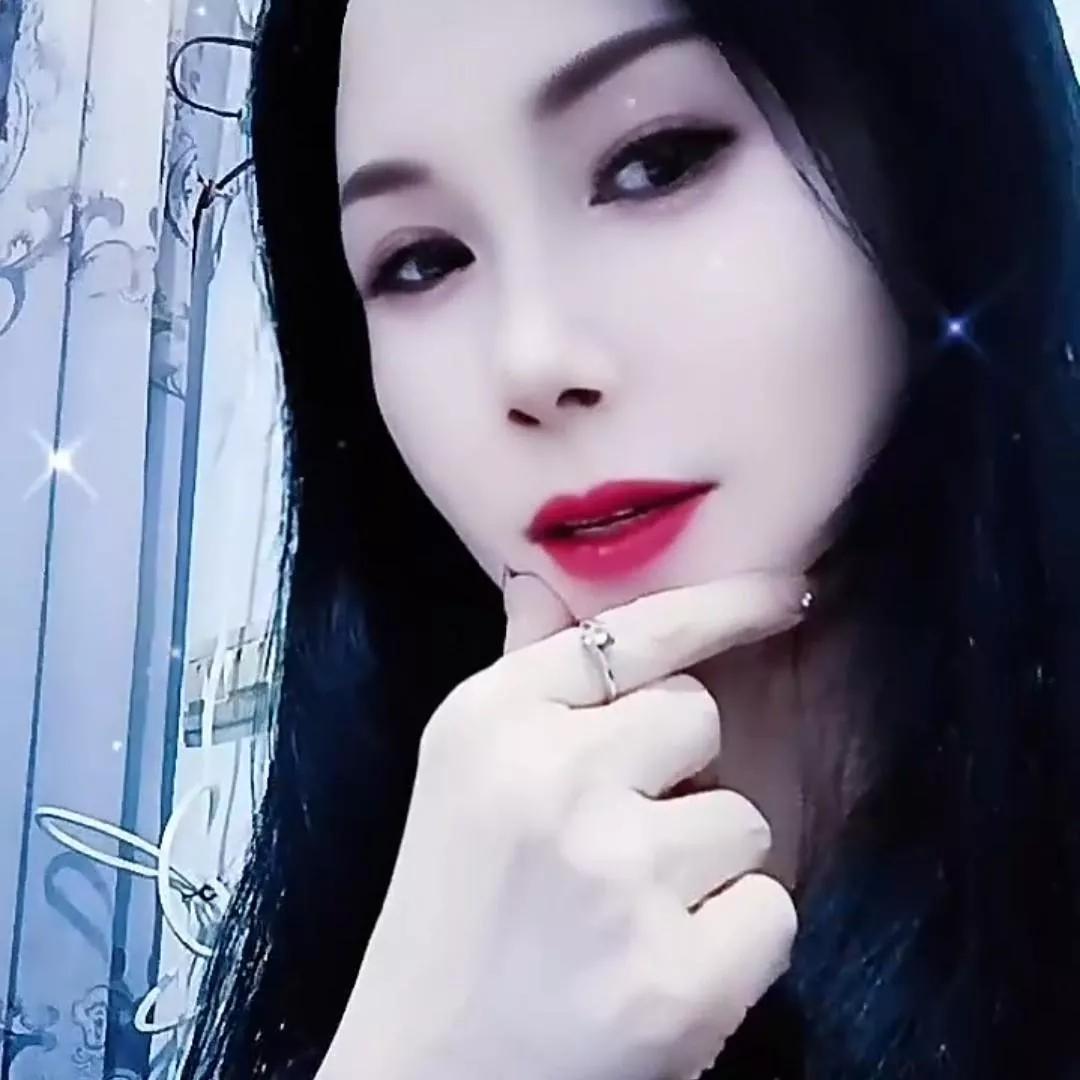 镜中人影，笑语如花。粉裳花影照 镜中娇影 蝶影红妆照 花颜笑语 对镜红妆 浅纱镜