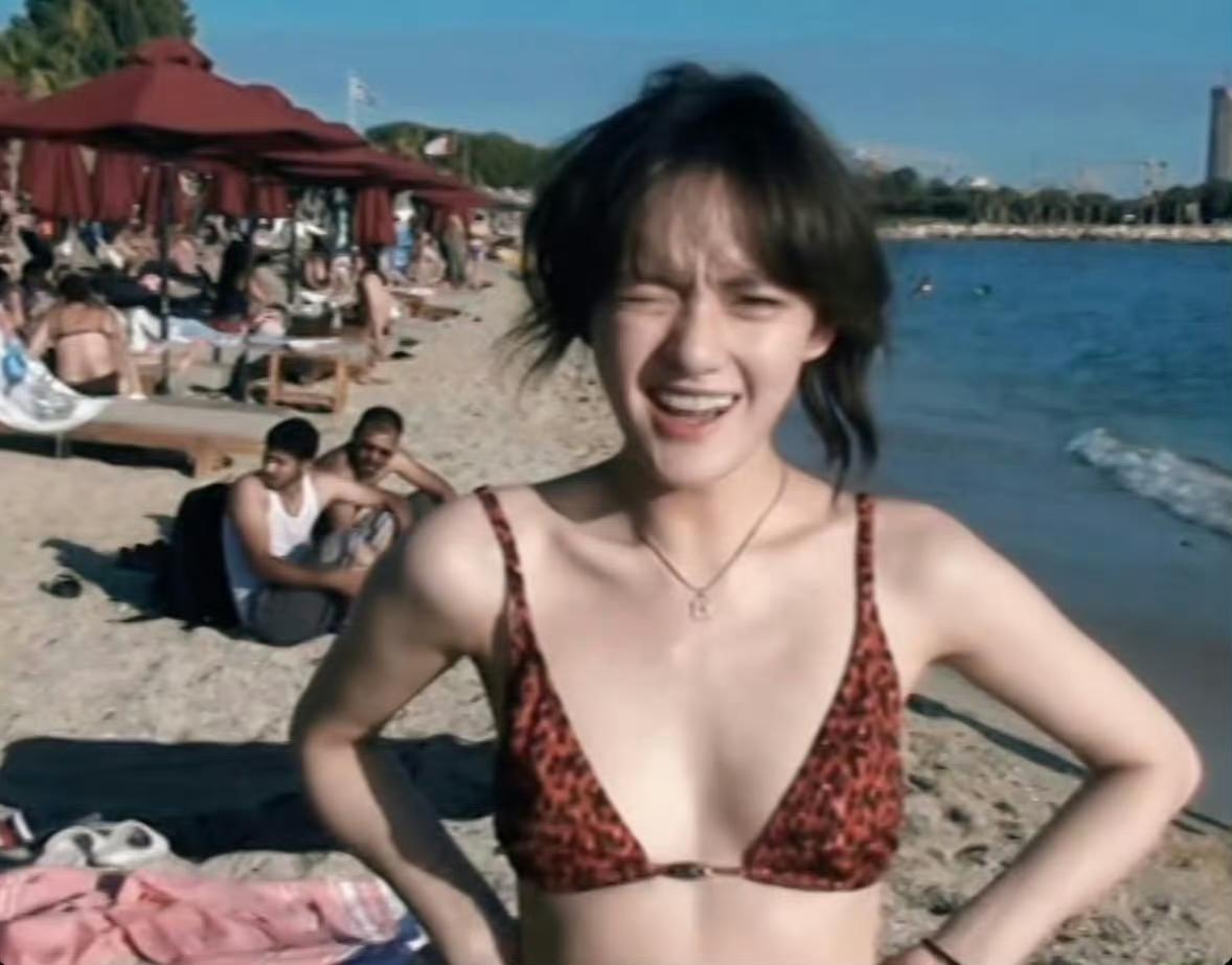 文淇比基尼好美好辣！
       从前总把文淇定格成荧幕里清冷早熟的文艺少女，
