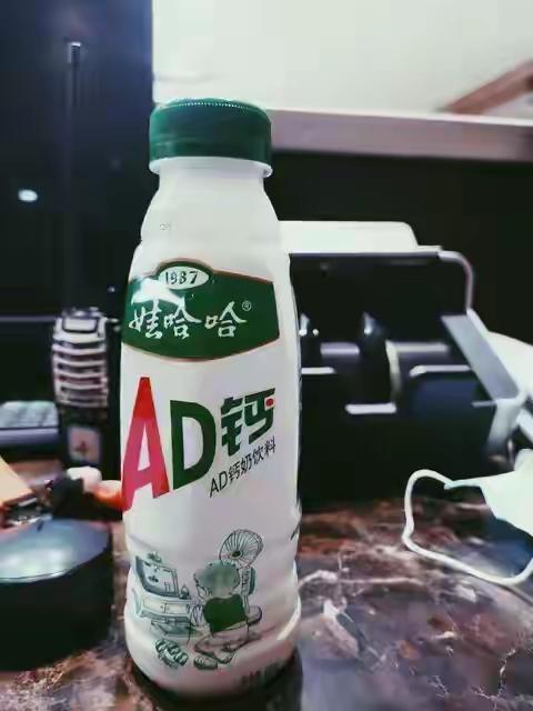 “这姑娘快熟了！”女子因懒得冲奶，孩子一天一箱AD钙奶！
农村有个奶奶，带俩孙女