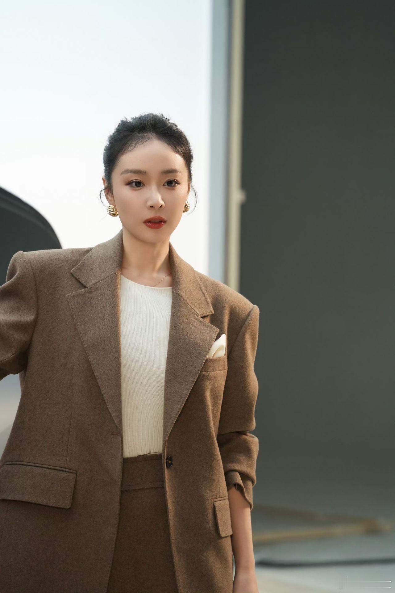 舞都跳不齐怎么不算是一种团魂  看《周五晚高疯》这段舞台真的越看越魔性😜，每个