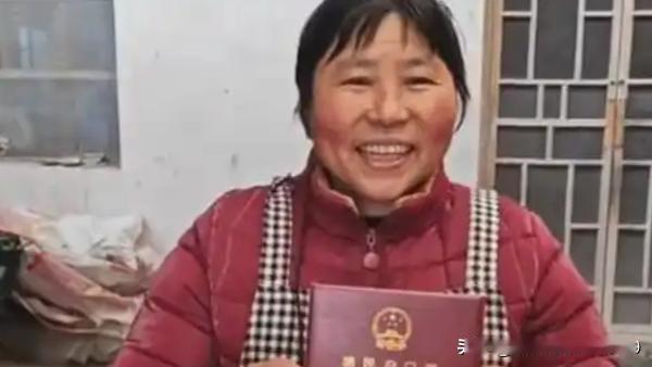 在这个信息爆炸的时代，许多人为了出名绞尽脑汁，但江苏泗洪县的张凤英却因“改名”而